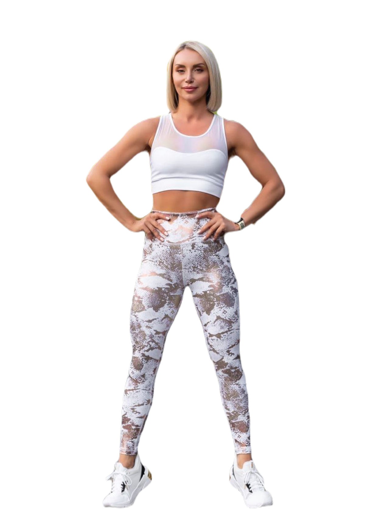 Eine Person posiert selbstbewusst in Lisminas gold-weißen 1137 Leder-Look-Leggings vor einem schlichten Hintergrund.
